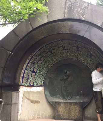 Hřbitov se opět pyšní unikátní mozaikou