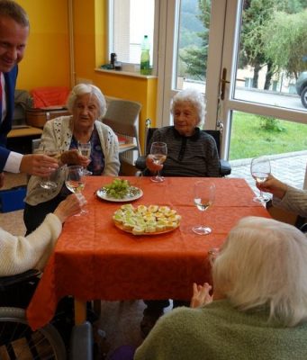 V domově seniorů otevřeli minihřiště pro děti