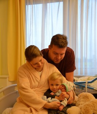 Gratulace prvnímu miminku od primátora a ředitele nemocnice