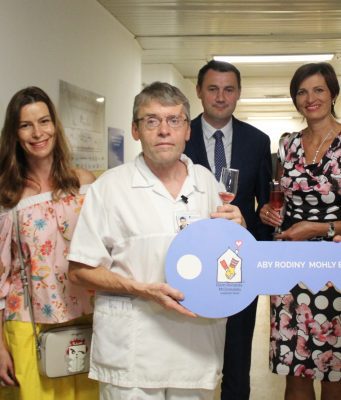 Na pokoje novorozeneckého oddělení přidal kraj z výtěžku hejtmanského plesu