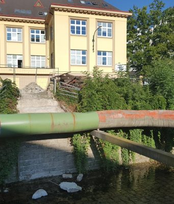 Dvě lávky zůstávají vinou dodavatele do září mimo provoz