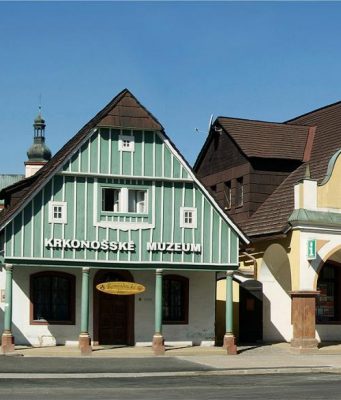 Dřevěné chalupy na vrchlabském náměstí představují expozice Krkonošského muzea